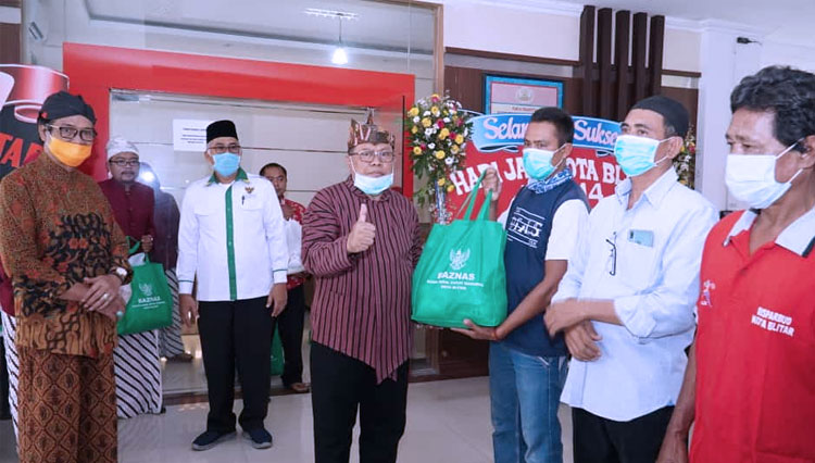 Pemkot Blitar Salurkan Sembako ke Warga Terdampak Kebijakan Antisipasi Covid-19