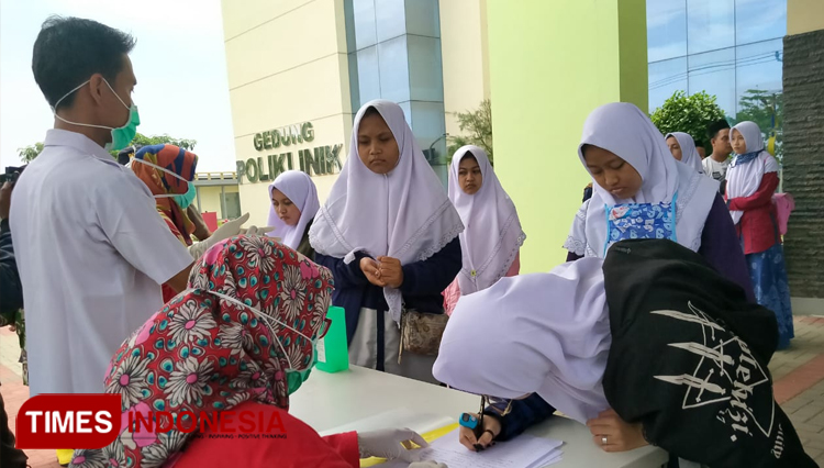 Sebanyak 450 santri Pondok Pesantren Lirboyo Kediri asal Indramayu Jawa Barat menjalani screening untuk mencegah virus Corona. (Foto: Siti Raudiatul Nadiyah/TIMES Indonesia)