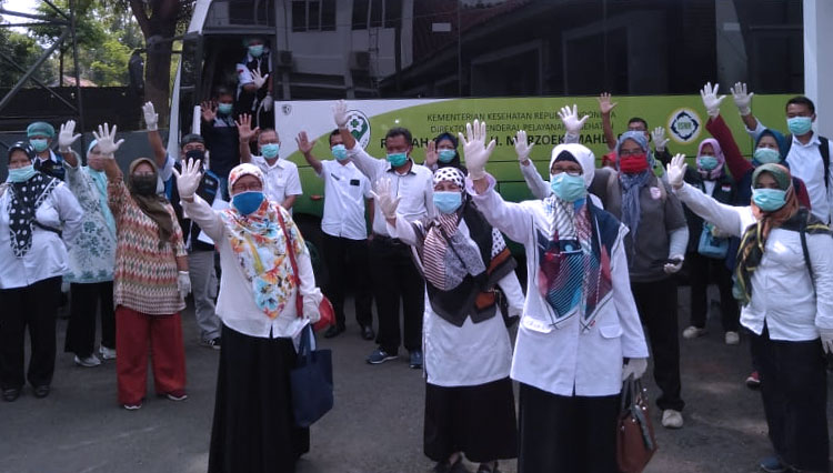 Sebayak 25 Orang ODGJ asal Kabupaten Majalengka, diserahkan kepada keluarganya. Foto: Jaja Sumarja/TIMES Indonesia.