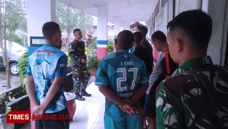 Dankipan C Yonif  714/SM Memotivasi Anggotanya (FOTO: AJP/TIMES Indonesia)