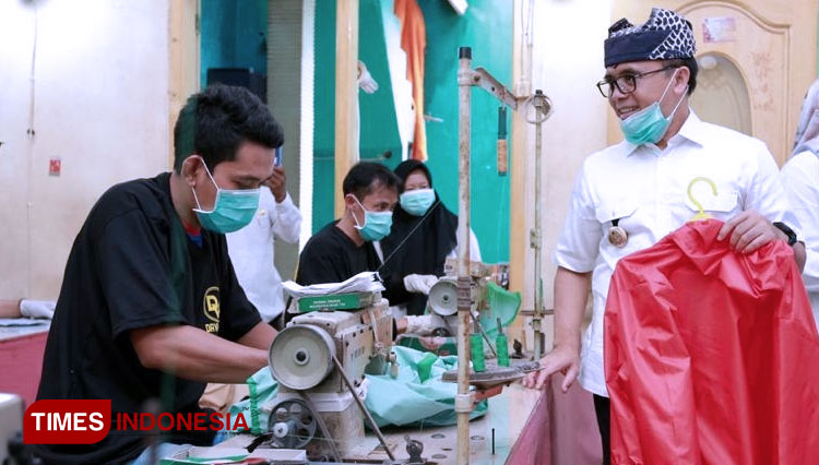 Berdayakan UMKM, Pemkab Banyuwangi Produksi APD Untuk Tenaga Medis