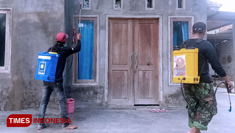 PAN dengan Pimpinan Daerah Pemuda Muhammadiyah saat lakukan penyemprotan Disinfektan di rumah warga.(Foto: Akhmad Syafi'i/TIMES Indonesia)