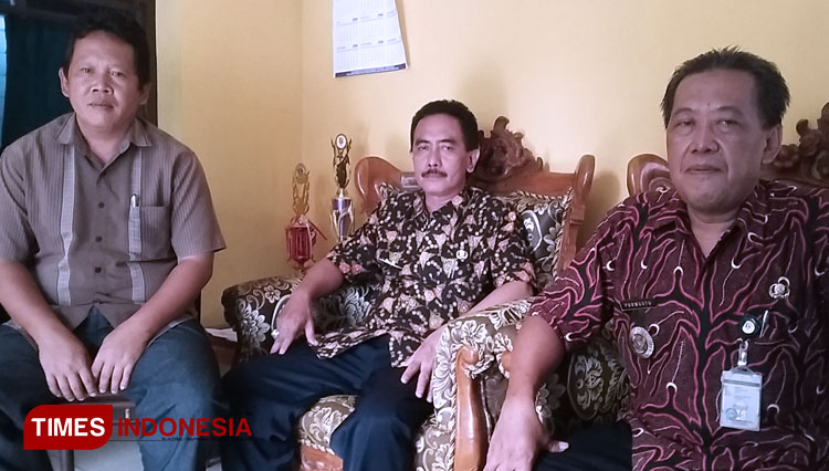 Kades Gununggiana, Kadi (baju cokelat) bersama Sekwilcam Yusep Handoko dan Camat Madukara Purwanto. (Foto: Muchlas Hamidi/TIMES Indonesia)