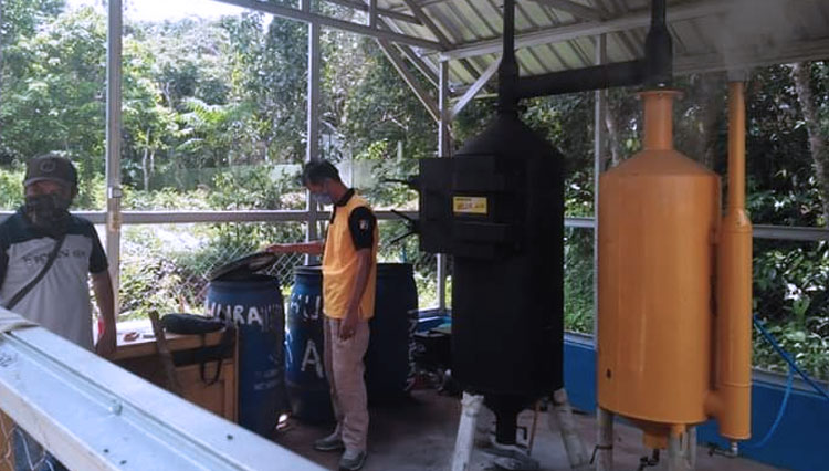 Produksi asap cair KTH Maju Bersama. Foto: Dishut Kalsel