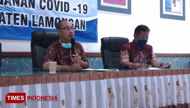 Juru Bicara Gugus Tugas Percepatan Penanganan Covid-19 Lamongan, Taufik Hidayat (kiri), saat konferensi pers, di Media Center Covid-19 Lamongan, Kamis (2/4/2020). (FOTO: MFA Rohmatillah/ TIMES Indonesia)