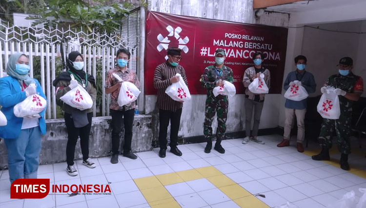 Wakil Wali Kota Malang didampingi Dandim 0833/Kota Malang melepas relawan MBLC berikan sembako untuk warga. (Foto: Binar Gumilang/TIMES Indonesia)