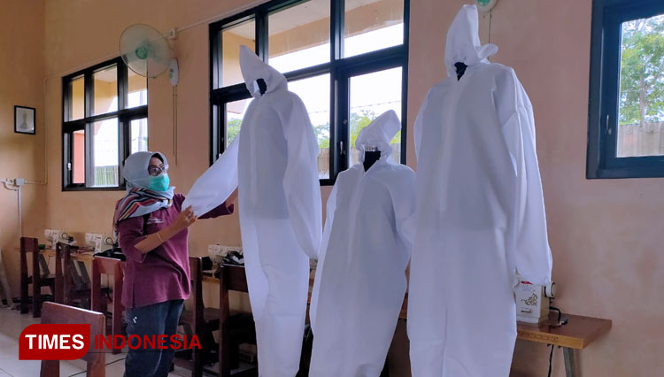 Siswa SMK di Lamongan Gotong Royong Membuat Baju Hazmat