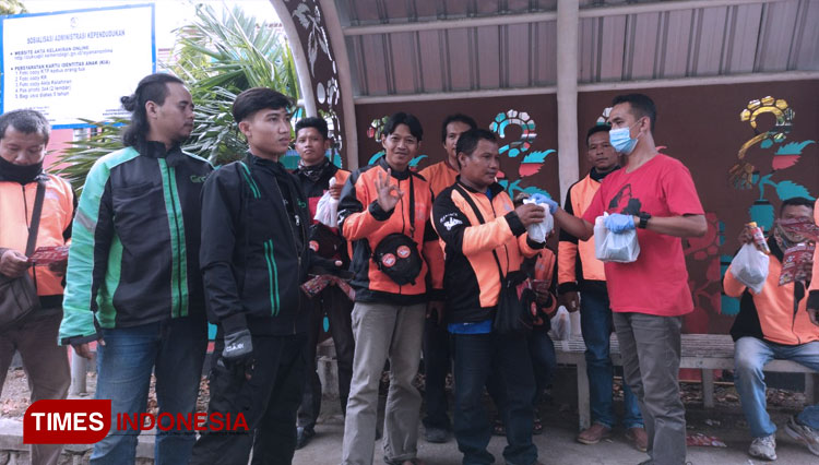 Pemuda De'Giri Banyuwangi Bantu Ojek Online Terdampak Sosial Distancing Covid-19