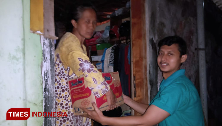 Warga Kalurahan Purbayan, Kotagede, Kota Yogyakarta berbagi sembako kepada keluarga tidak mampu. (FOTO: Fajar Rianto/TIMES Indonesia)