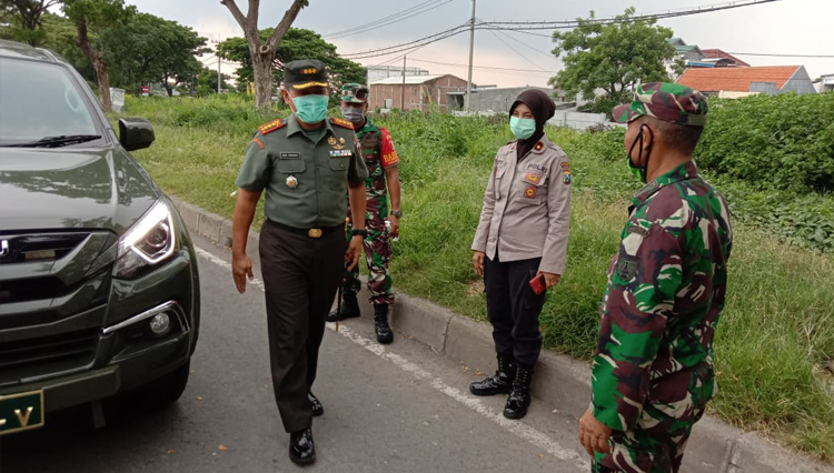 Dandim Tipe A 0831 Surabaya Timur Kolonel Inf Agus Faridianto saat menyambangi posko perbatasan, Jumat (3/4/2020). (Foto: Istimewa).