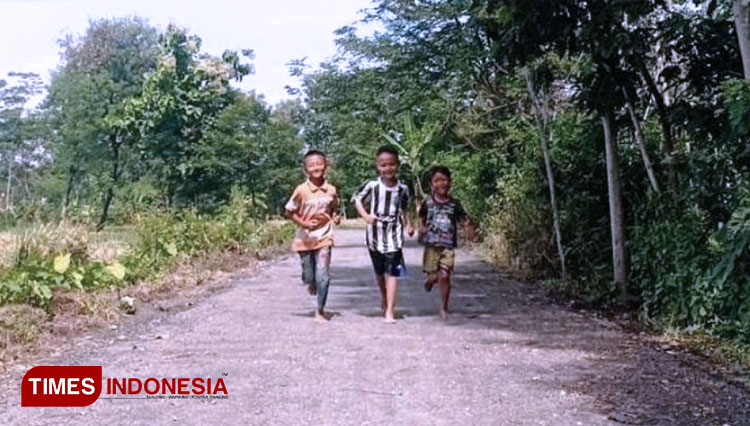 Anak-anak Desa Pantirejo, Kecamatan Kesesi, Kabupaten Pekalongan, Jawa Tengah, memanfaatkan jalan aspal hasil TMMD Reguler Pekalongan