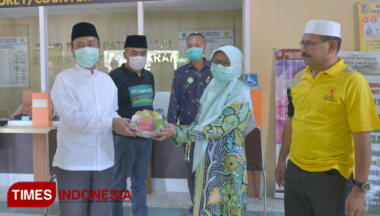 Bupati Lombok Barat Fauzan Khalid saat memberikan ratusan parsel berisi buah kepada tenaga kesehatan di wilayah Lombok Barat.(Foto: Humas Lombok Barat)