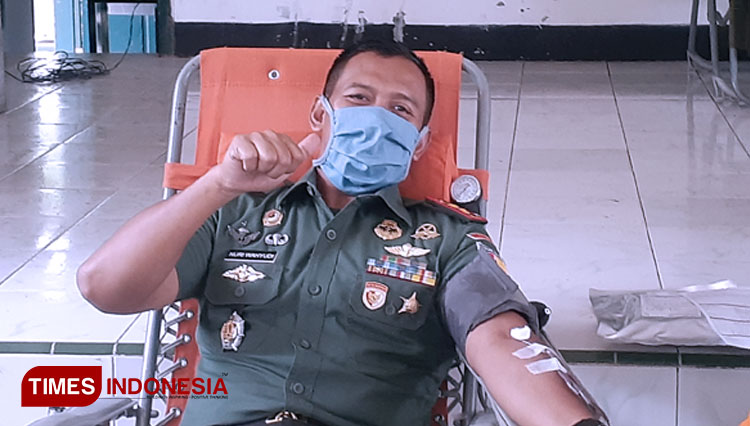 Anggota Kodim Pacitan Donor Darah dan Semprotkan Disinfektan