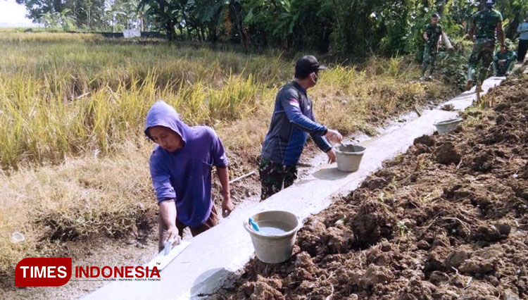 Pembangunan talud sepanjang sepanjang 350 meter tinggi 1 meter di Dukuh Pepedan, Desa Pantirejo, Kecamatan Kesesi, Kabupaten Pekalongan, Jawa Tengah. (FOTO: AJP TIMES Indonesia)