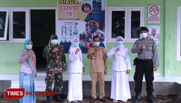 Posko siaga Covid-19 Desa Paguan Kecamatan Taman Krocok. Petugas di Posko itu, stand by 24 jam (FOTO: Moh Bahri/TIMES Indonesia).