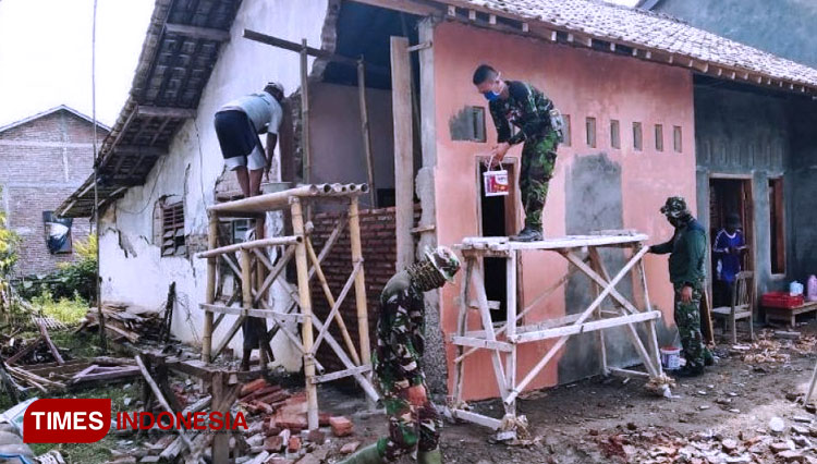 Satgas TMMD Reguler Pekalongan mulai pengecatan rumah warga Desa Pantirejo, Kecamatan Kesesi, Kabupaten Pekalongan, Jawa Tengah. (FOTO: AJP TIMES Indonesia)