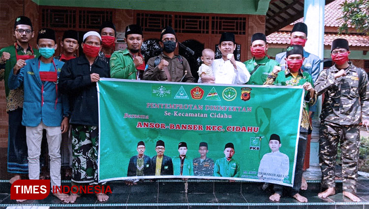 Anggota DPRD Fraksi PKB Kuningan Semprot Cairan Disinfektan Pondok Pesantren