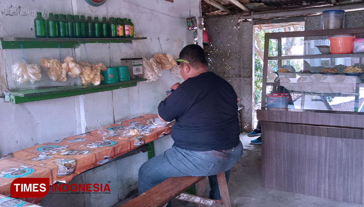 Pendapatan Penjual Nasi di Bondowoso Ini Turun Drastis akibat Covid-19