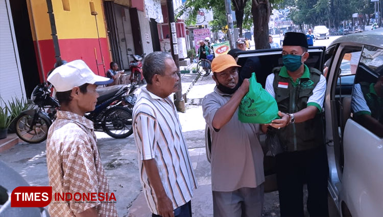 Lazisnu Kota Madiun Bagikan Sembako kepada Warga Terdampak Corona