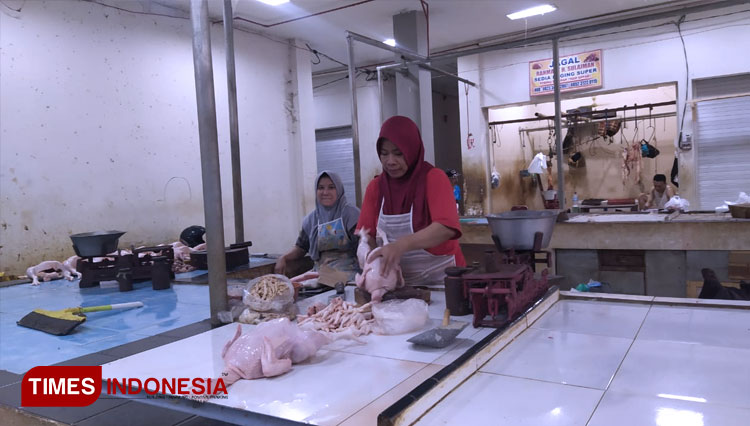 Banyak Warung Makan Tutup, Harga Daging Ayam Potong di Bondowoso Anjlok
