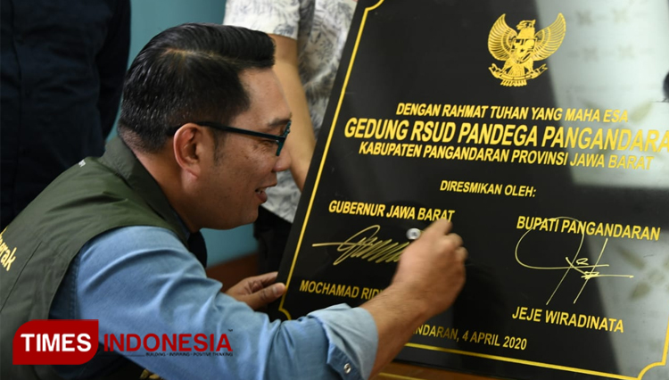 Gubernur Jabar Ridwan Kamil meresmikan RSUD Pandega Pangandaran secara jarak jauh melalui Video Conference dari Gedung Pakuan, Kota Bandung, Sabtu (4/4/20). (Foto: Humas Jabar for TIMES Indonesia