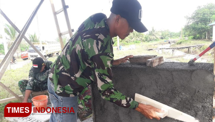 Satgas TMMD Sedang Membuat Tugu Prasasti