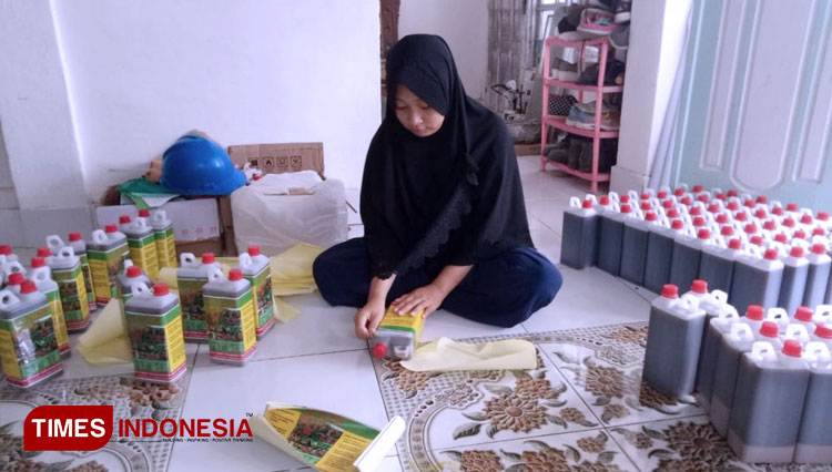 Fitri Rosalia, sosok petani milenial produsen pupuk cair Bio enzim penerima hibah program PWMP alumni Polbangtan Malang. (FOTO: AJP TIMES Indonesia)