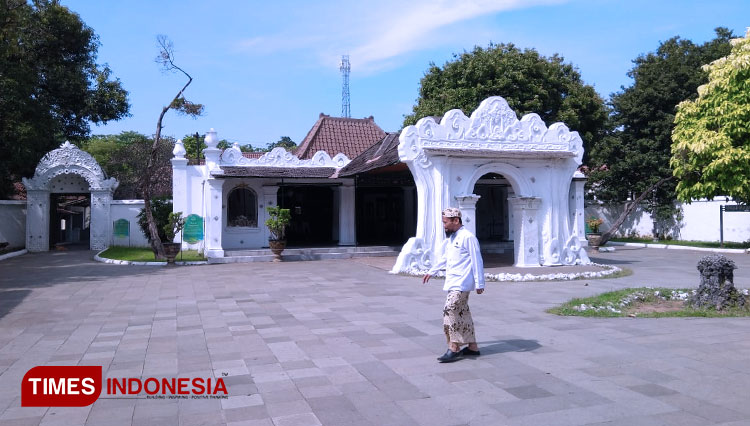 Salah seorang staf sedang berjalan melewati bangunan ikonik Keraton Kesepuhan Cirebon, yang mulai sepi dari wisatawan. (Foto: Muhamad Jupri/TIMES Indonesia)