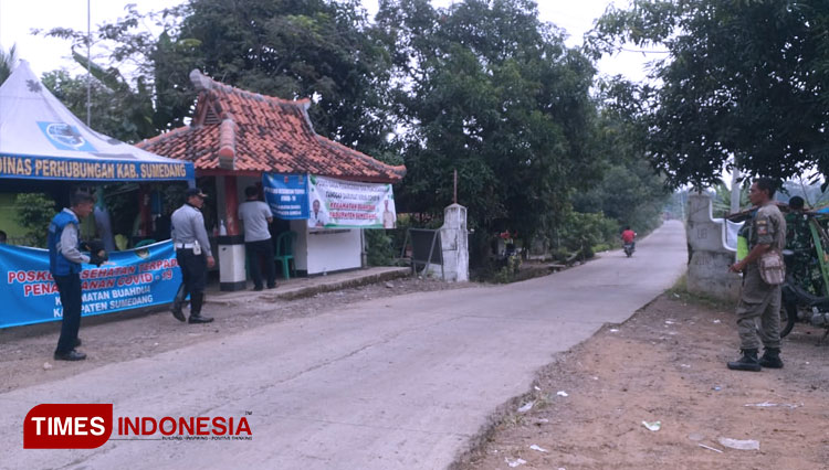 Posko penjaga di perbatasan Kabupaten Indramayu dan Kabupaten Sumedang. (Foto: Siti Raudiatul Nadiyah/TIMES Indonesia)