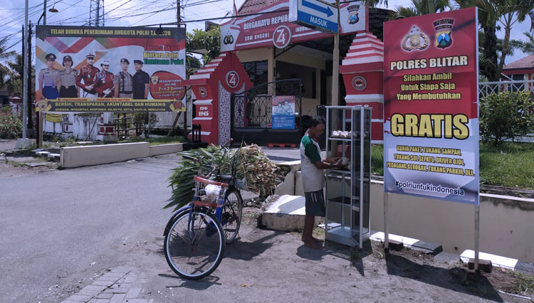 Polres Blitar Sediakan Nasi Gratis bagi Warga Terdampak Kebijakan Cegah Covid 19.