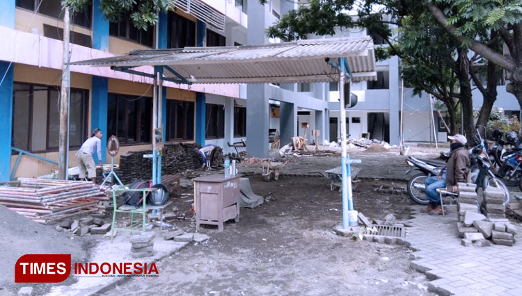 Suasana perbaikan di Gedung Baru Kampus II UWG. (FOTO: AJP TIMES Indonesia)