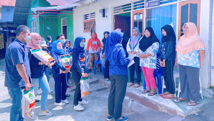 Ketua Fraksi NasDem Kota Ternate Nurlaela Syarif ketika membagikan beras kepada warga. (FOTO: NasDem)