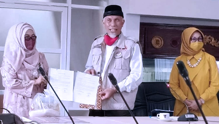 Walikota Padang, Mahyeldi Ansharullah (tengah) saat menerima bantuan di rumah dinasnya, Minggu (5/4/2020). (Foto: harian haluan)