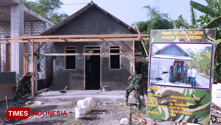 Satgas TMMD Kodim Gresik saat merehab rumah warga yang hampir selesai (FOTO: Akmal/TIMES Indonesia)