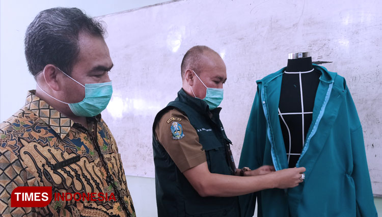 Dinas Pendidikan Jatim Apresiasi Keterlibatan SMK Produksi Baju Hazmat