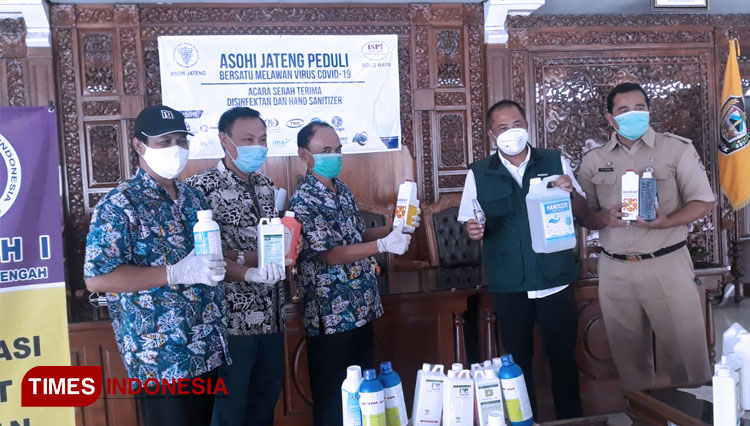 Acara serah terima disinfektan dan sanitizer dari Asohi (Asosiasi Obat Hewan Indonesia) Jateng Peduli di Pendopo Rumdin Bupati Karanganyar. (FOTO: Mukhtarul Hafidh/Times Indonesia)