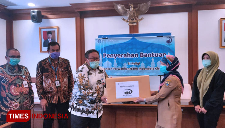 Kepala KPwBI Cirebon, Bakti Artanta, menyerahkan bantuan secara simbolis di Kantor KPwBI Cirebon. (Foto: Muhamad Jupri/TIMES Indonesia)