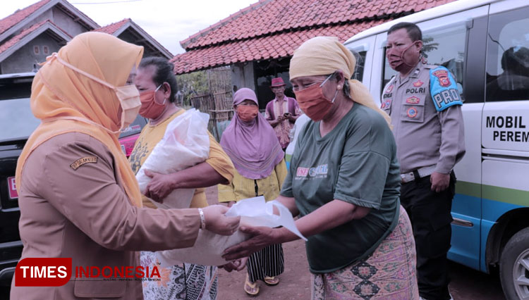 DP3A saat membagikan sembako kepada para perempuan dan anak di desa Pasekan Kabupaten Indramayu. (Foto: Siti Raudiatul Nadiyah/TIMES Indonesia)