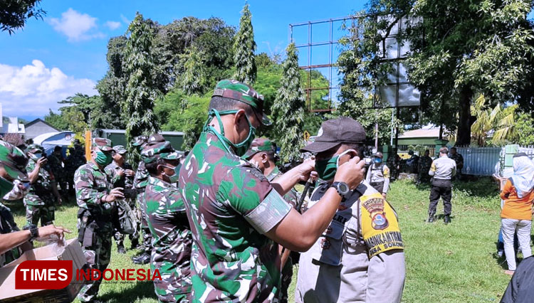 Dandim 1606/Lobar Kolonel Czi Efrijon Kroll, S.IP., memberikan arahan kepada ratusan fasilitator TNI Polri dan Sipil di aula Kantor Camat Gangga Lombok Utara, Sabtu (4/4/2020). (FOTO: AJP TIMES Indonesia)