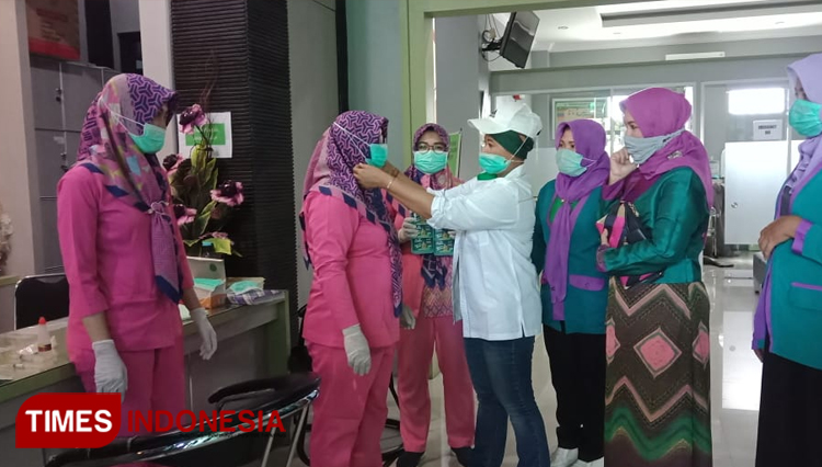 Luluk Nur Hamidah (baju putih) bersama kader dan legislator PKB saat membagikan masker dan hand sanitizer. (Foto: Mukhtarul Hafidh/ TIMES Indonesia)