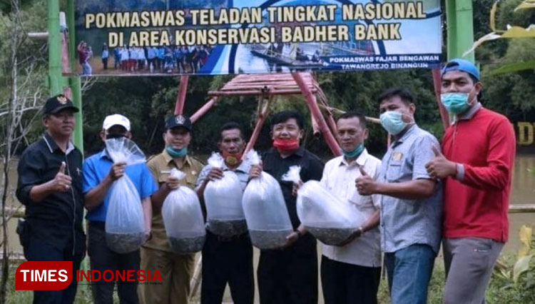 Pelepasan bibit ikan Tawes sekitar 15 ribu ekor oleh anggota DPRD Jatim, Anggota Pokmaswas dan Pemerintah Desa Tawangrejo, Blitar. (FOTO: AJP TIMES Indonesia)