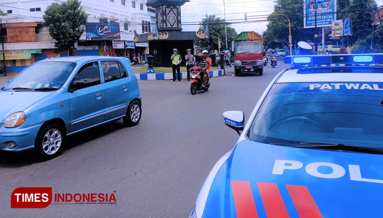 Satlantas Polres Ponorogo turun ke jalan mengimbau pengguna jalan gunakan masker. (foto: Marhaban/TIMES Indonesia)