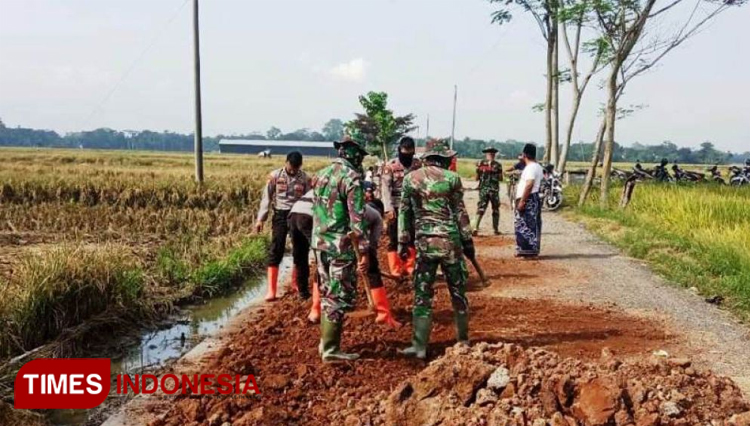 Sejumlah anggota dari Polres Pekalongan terus diterjunkan ke Desa Pantirejo, Kecamatan Kesesi, Kabupaten Pekalongan, Jawa Tengah, untuk membantu Satgas TMMD Reguler Pekalongan