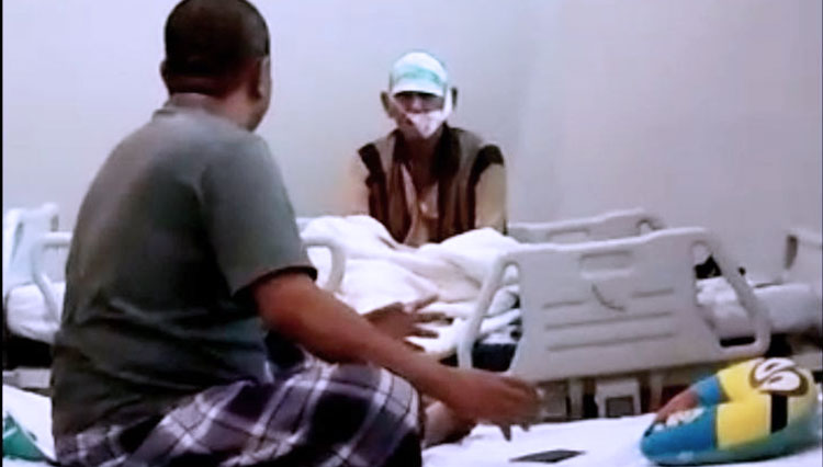 Tangkapan layar dari video viral seorang pasien positif covid-19 menyemangati pasien lansia di ruangan isolasi RSUD Bahteramas Sultra (FOTO: Istimewa)