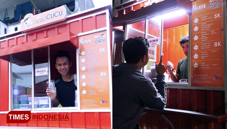 Aji Amin Setiadin, alumni Polbangtan Malang saat di gerai Mimilk Cucu hasil produksinya yang berlokasi di Jl. Pagentan 60 Singosari. (FOTO: AJP TIMES Indonesia)