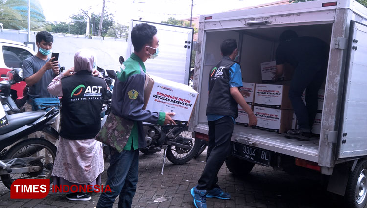 ACT Jatim Salurkan 50 Paket APD Ke Rumah Sakit Rujukan Covid-19 - TIMES ...