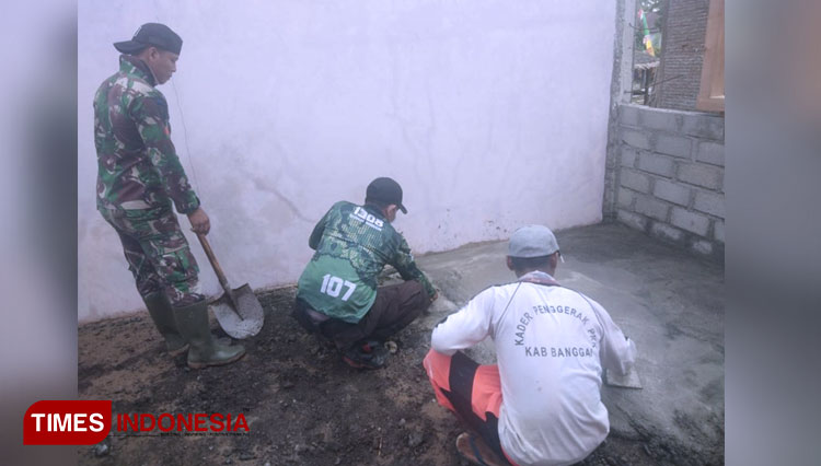Anggota Satgas Bantu Pengecoran TK Nurul Ikhsan (FOTO: AJP/TIMES Indonesia)