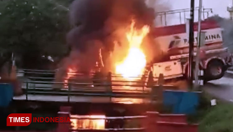 Mobil Pertamina terbakar akibat kecelakaan di Jalan Raya Kadipaten-Jatitujuh, Majalengka. (Foto: Jaja Sumarja/TIMES Indonesia)