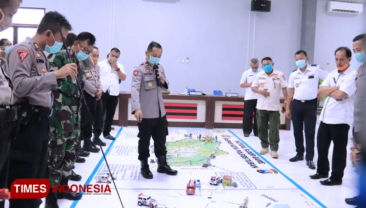 Kapolres Tuban, AKBP Ruruh Wicaksono, S.I.K., S.H., M.H saat memaparkan tugas pokok, fungsi pasukan dalam situasi aman maupun kontijensi di wilayah perkotaan atau kabupaten Tuban (08/04/2020). (Foto: Ahmad Istihar/TIMES Indonesia)