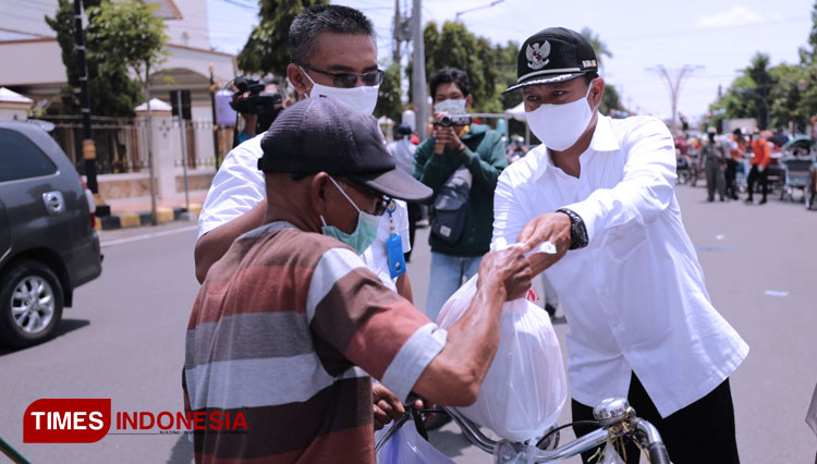 Wali Kota Madiun salurkan bantuan sembako dan masker untuk tukang becak dan warga kurang mampu.(Foto: Diskominfo Kota Madiun for TIMES Indonesia)